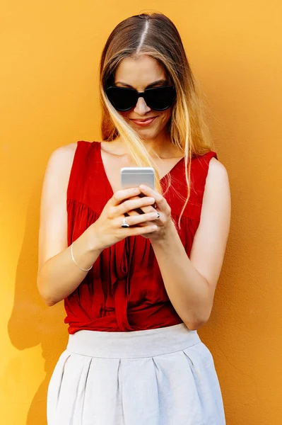 Retrato Una Hermosa Mujer Joven Usando Teléfono Móvil Calle Concepto — Foto de Stock