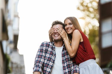 Genç çift şehirde eğleniyor. İlişki kavramı.