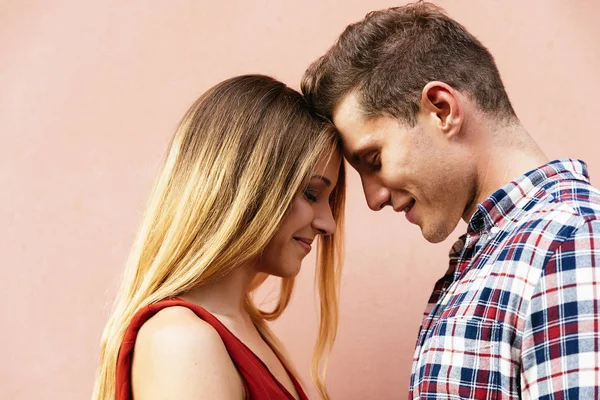 Joven Pareja Amorosa Abrazándose Calle Concepto Amor Joven — Foto de Stock