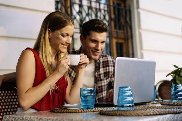 Casal Feliz Café Usando Laptop Conceito Real Estilo Vida — Fotografia de Stock