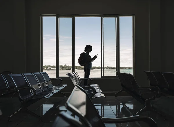 Mulher Irreconhecível Esperando Aeroporto Enquanto Usa Seu Dispositivo Smartphone Conceito — Fotografia de Stock