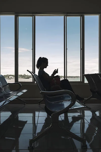 Eine Unkenntlich Gemachte Frau Wartet Flughafen Während Sie Ihr Smartphone — Stockfoto