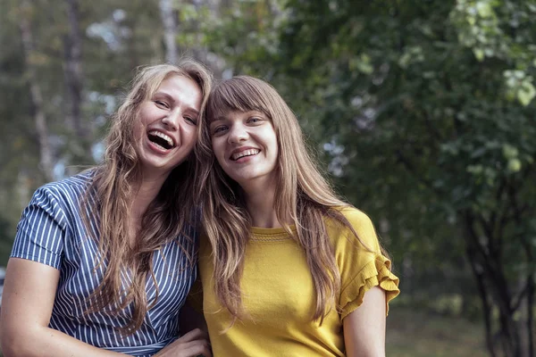 Genç Kız Ormanın Içinde Kamera Bakarak Portresi Dostluk Kavramı — Stok fotoğraf