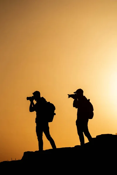 認識できないカメラマンのシルエットの人の山で夕日を撮影します 写真家コンセプト — ストック写真