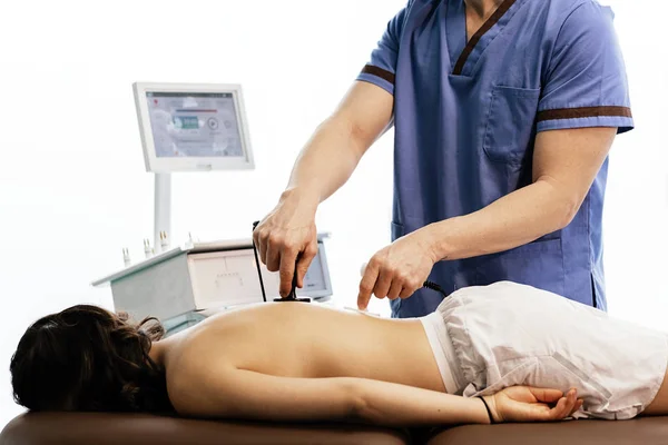 Физиотерапевт, проводящий терапию на спине женщине — стоковое фото