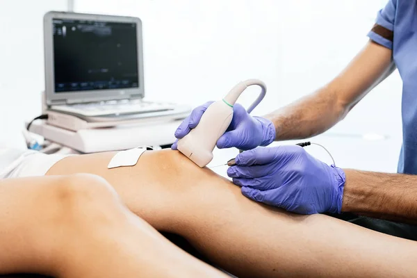 Physiotherapist giving knee therapy to a woman — Stock Photo, Image