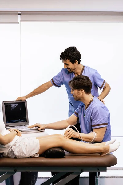 Physiotherapist giving knee therapy to a woman — Stock Photo, Image