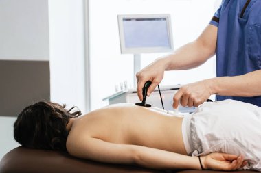 Bir kadın için sırtüstü terapisi veriyor fizyoterapist