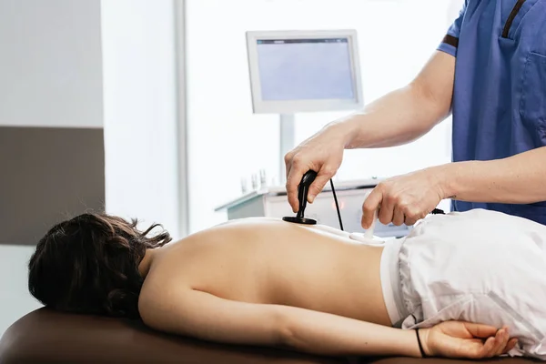 Fisioterapeuta dando terapia de espalda a una mujer —  Fotos de Stock