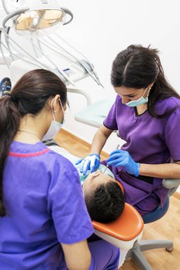 Diş kliniğinde çalışan diş hekimleri