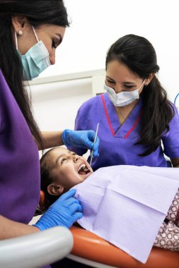 Diş kliniğinde çalışan diş hekimleri