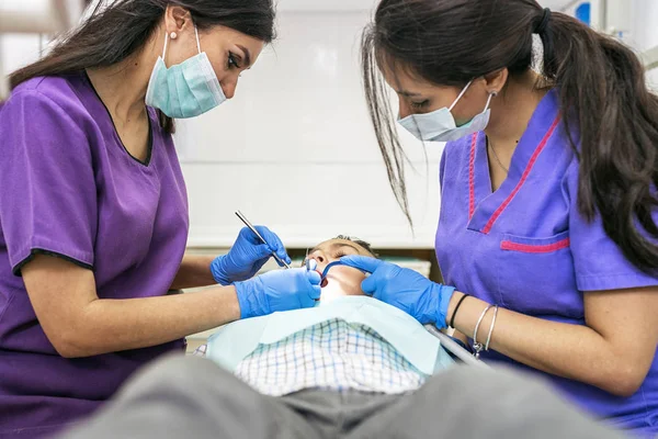 Dentists working in dental clinic — Stock Photo, Image