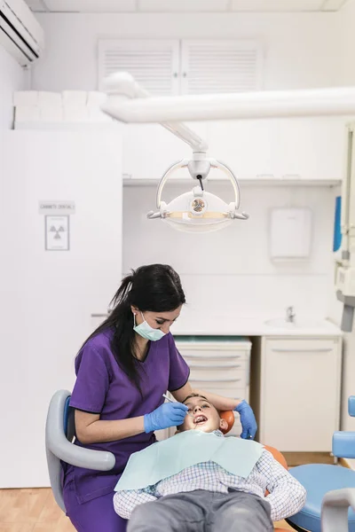 Dentista que trabaja en clínica dental — Foto de Stock