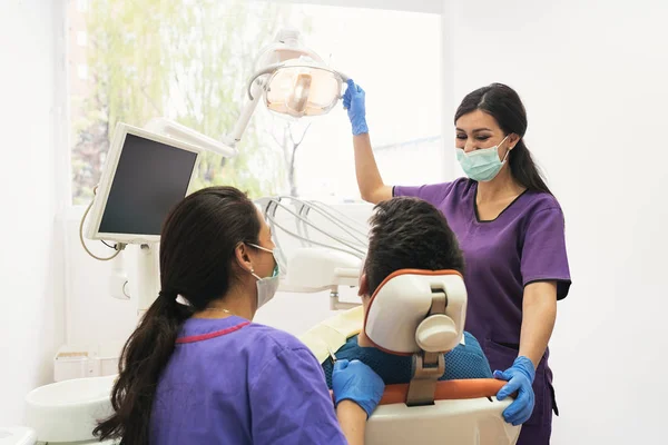 Fogászati klinikán dolgozó fogorvosok — Stock Fotó