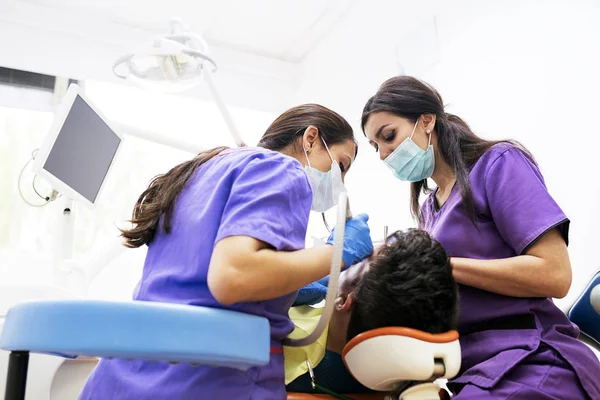 Fogászati klinikán dolgozó fogorvosok — Stock Fotó