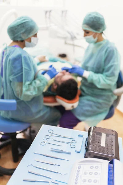 Dentistas que trabajan en clínica dental —  Fotos de Stock