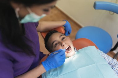 Dental klinikte çalışan dişçi