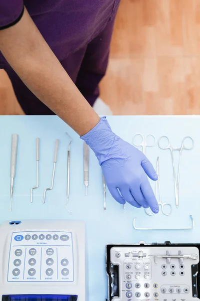 Diş kliniğinde diş araçları tutan el detay. — Stok fotoğraf