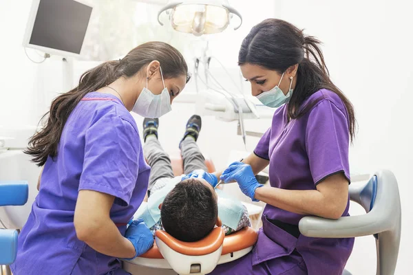 치과에서 일 하는 치과 의사 — 스톡 사진