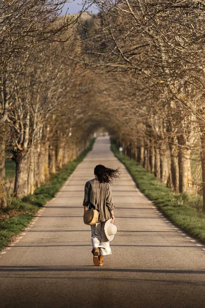 Achteraanzicht van doordachte vrouw wandelen — Stockfoto