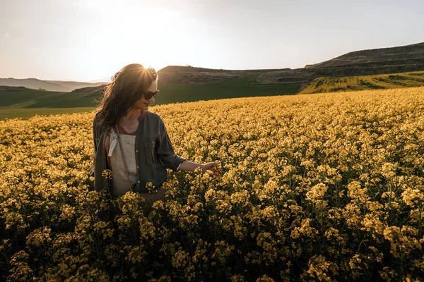 Portret van mooie vrouw op het platteland — Stockfoto