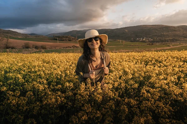 Portrait of beautiful woman in the countryside — Stock Photo, Image
