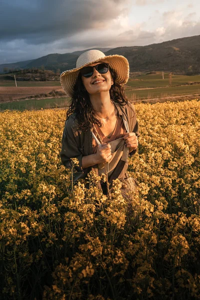 Portret van mooie vrouw op het platteland — Stockfoto