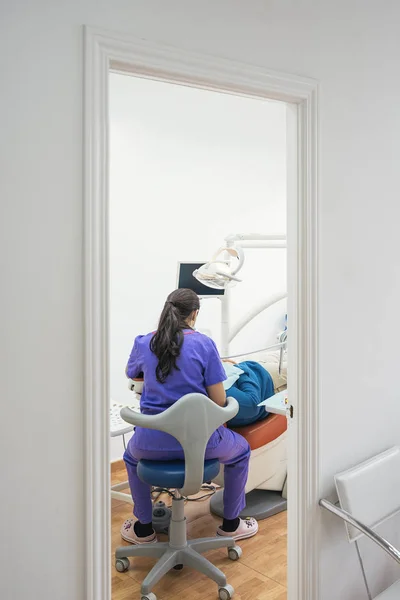 Dentista que trabaja en clínica dental —  Fotos de Stock