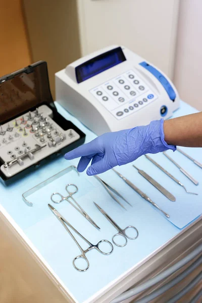 Detalhe de mão segurando ferramentas dentárias na clínica odontológica — Fotografia de Stock