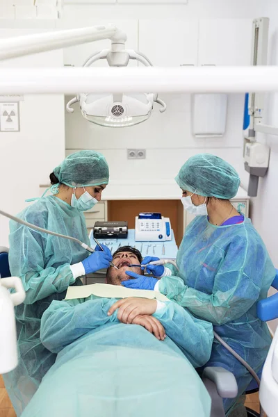 Odontoiatri che lavorano in clinica dentale — Foto Stock