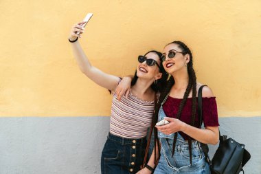 Selfie çeken güzel kadın arkadaşlar