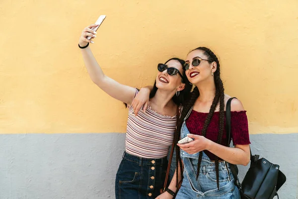 Beautiful woman friends taking a selfie — Stock Photo, Image