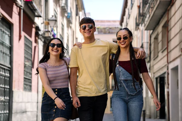 Drie vrienden chatten en wandelen in Madrid — Stockfoto