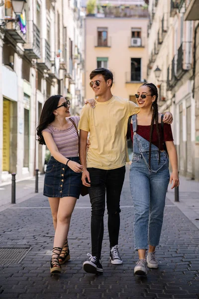 Drie vrienden chatten en wandelen in Madrid — Stockfoto