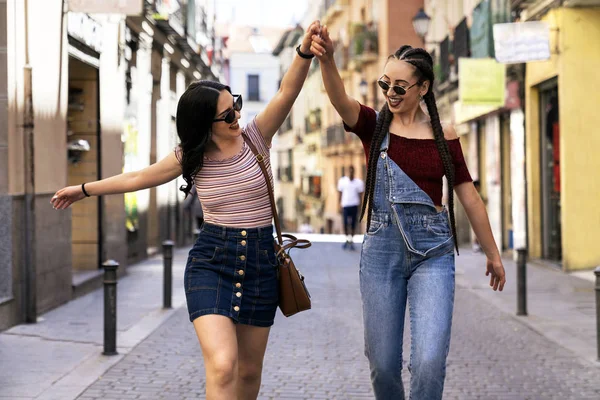 Friends having fun in Madrid — Stock Photo, Image