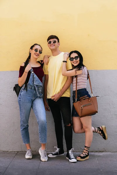 Retrato de tres amigos veinteañeros — Foto de Stock