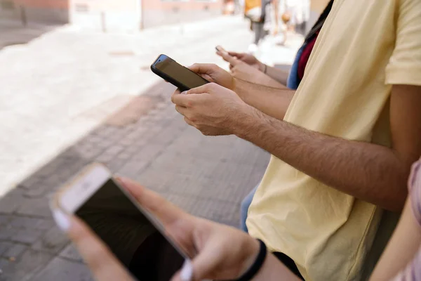 Grupo de jovens que utilizam dispositivos móveis — Fotografia de Stock