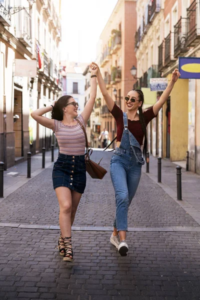 Przyjaciele bawią się w Madrycie — Zdjęcie stockowe