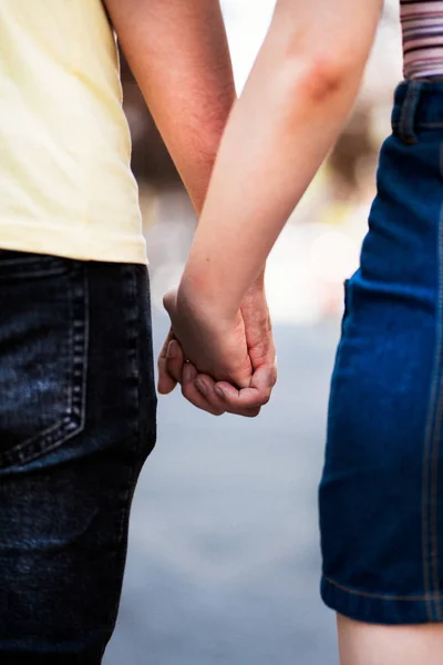 Nahaufnahme eines Liebespaares beim Händchenhalten. — Stockfoto