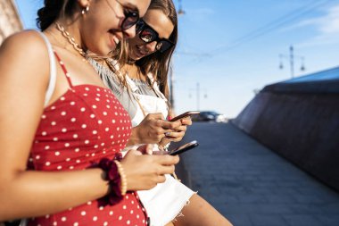 Sevimli kadın turistler dışında akıllı telefonlarda mesajlaşma