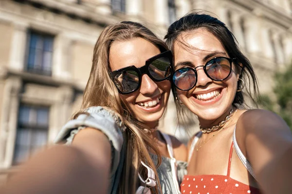 Szczęśliwy młody kobiety w okulary słoneczne biorąc selfie — Zdjęcie stockowe