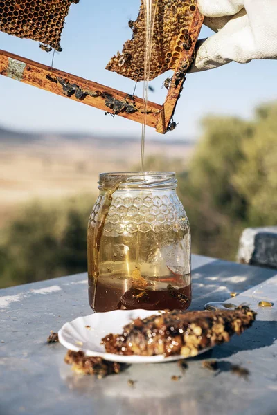 Glass can full of honey — Stock Photo, Image