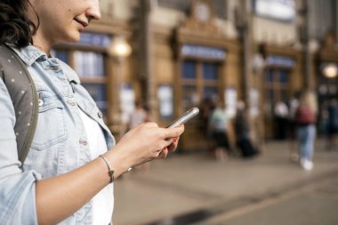 Ttrain istasyonunda duran tanınmayan kadınlar