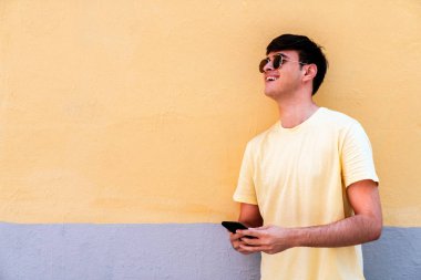 Cep telefonuyla gülen yakışıklı çocuk portresi