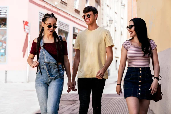 Drie vrienden chatten en wandelen in Madrid — Stockfoto