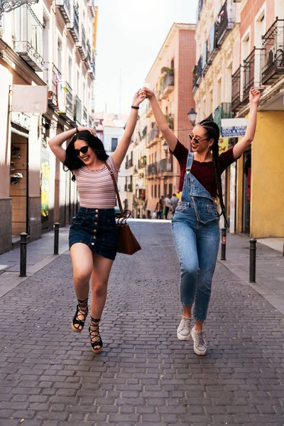 Φίλοι διασκεδάζουν στη Μαδρίτη — Φωτογραφία Αρχείου