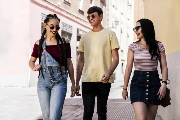 マドリードでおしゃべりと散歩をする3人の友人 — ストック写真