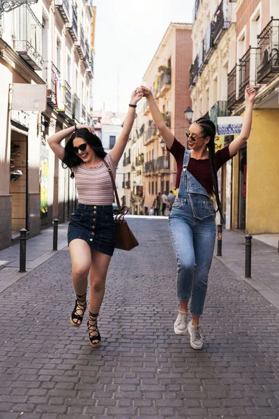 Друзі веселяться в Мадриді — стокове фото