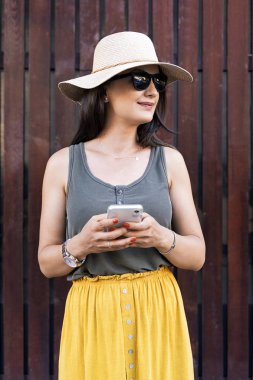 Sokakta mobil kullanarak güzel beyaz kadın