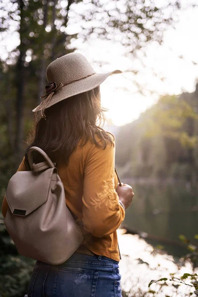 Mujer irreconocible en el bosque — Foto de Stock